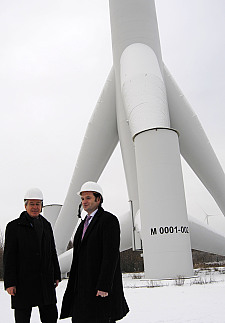 Bürgermeister Jens Böhrnsen mit dem Geschäftsführer der Firma AREVA, Michael Munder-Oschimek vor einer Windkraftanlage