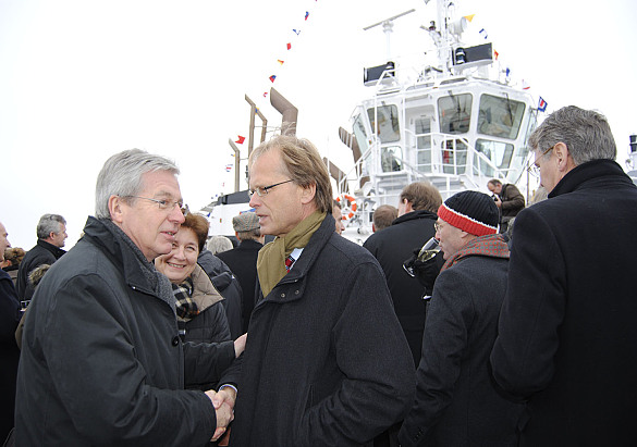 Bürgermeister Jens Böhrnsen (links) und Bremerhavens Oberbürgermeister Jörg Schulz nach der Schiffstaufe