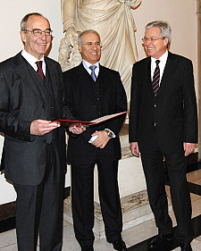 Auf gute Zusammenarbeit: Bürgermeister Böhrnsen und Volker Kröning (li.) zusammen mit Botschafter Mohamed Bouhlal