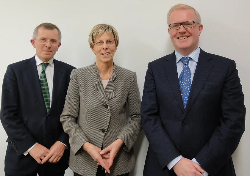 Gruppenbild nach interessantem Gespräch – Generalkonsul Dr. Henk Voskamp, Senatorin Ingelore Rosenkötter und Hylke Boerstra, Honorarkonsul der Niederlande in Bremen (v.r.n.l.)