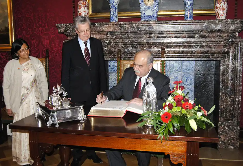 Vor der Zeremonie hatte sich der indische Botschafter Sudhir Vyas in Anwesenheit der indischen Generalkonsulin M. Subhashini in das Goldene Buch der Stadt eingetragen