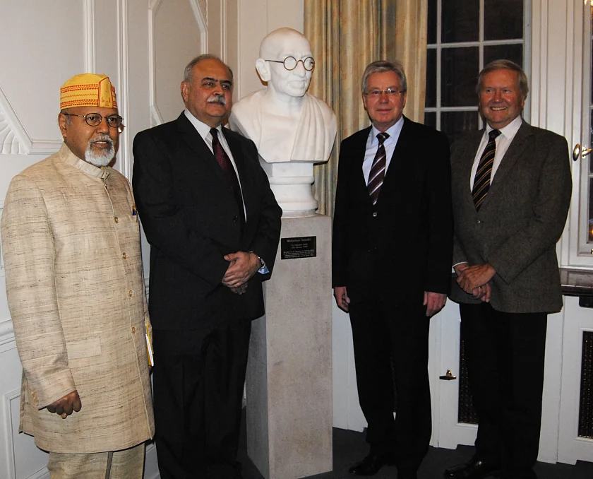Die Büste von Mahatma Gandhi im Kreise von (v.l.) Nepal Lodh (Präsident der Indo-German Society Oldenburg e.V.), Botschafter Sudhir Vyas, Bürgermeister Jens Böhrnsen und Gunter Hilliges