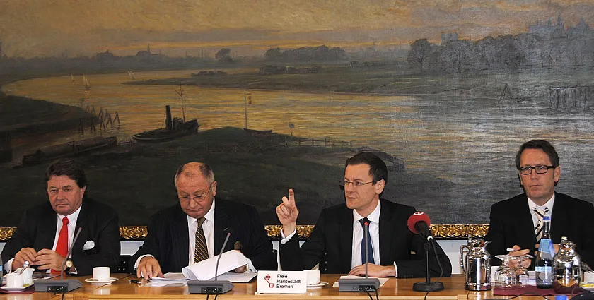 Senator Martin Günthner (2.v.r.) erläutert vor der Landespresskonferenz die Umschlagszahlen 2010 für die Bremer Häfen. Mit im Bild (v.li.) Hans-Joachim Schnitger (Präsident der Bremischen Hafenvertretung), Detthold Aden (Vorstandsvorsitzender der BLG Logistics Group) und Dr. Stefan Woltering (Geschäftsführer Bremenports)