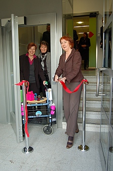Finanzsenatorin Karoline Linnert, Ute Hagenah vom Amt für Menschen mit Behinderung und Rita Bourbeck vom Finanzamt Bremerhaven (von rechts nach links) freuen sich über den barrierefrei gestalteten Eingang
