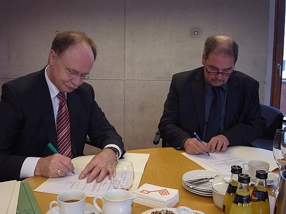 Ministerialdirigent Ralf Poss (links) und Senatsrat Detlef Sieker vom Bremer Finanzressort bei der Unterzeichnung des Verwaltungsabkommens