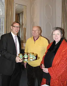 Bankettmanager Heico Geffken (li.) und Protokollchefin Birgitt Rambalski nahmen heute von Dieter Rudolph Honig der neuen Ernte entgegen