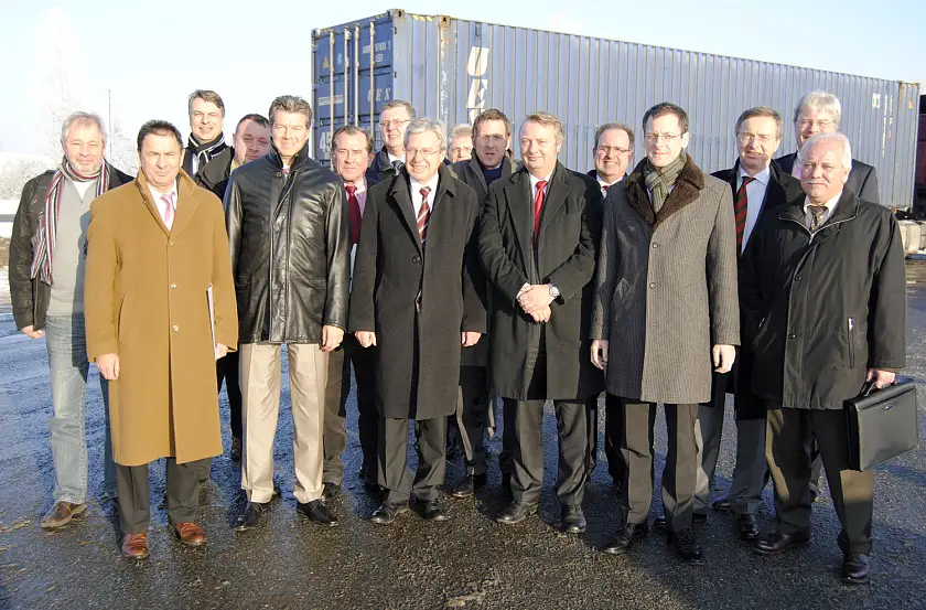 Firmenvertreter und Vertreter der Beschäftigten im GVZ zusammen mit Bürgermeister Jens Böhrnsen, Wirtschaftssenator Martin Günthner und Handelskammer-Präses Henry Lamotte