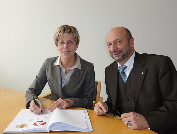 Senatorin Ingelore Rosenkötter und Arbeitsagenturchef Dr. Götz von Einem beim Unterzeichnen der Vereinbarung