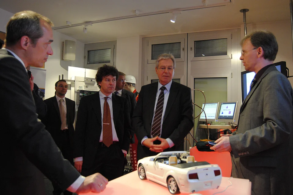 Foto (v.l.n.r.): Prof. Rainer Malaka (Sprecher TZI), Prof. Martin Schneider (Sprecher Adaptive Kommunikation), Prof. Rolf Drechsler (Konrektor Forschung), 