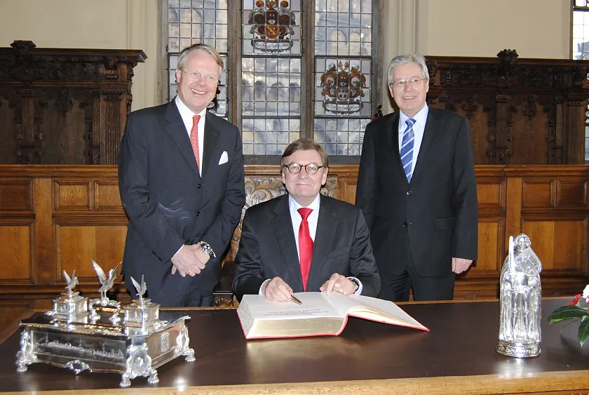 Dänermarks Botschafter Per Poulsen-Hansen beim Eintrag ins Goldene Buch zusammen mit dem Bremer Honorarkonsul Eduard Dubbers-Albrecht (links) und Bürgermeister Jens Böhrnsen
