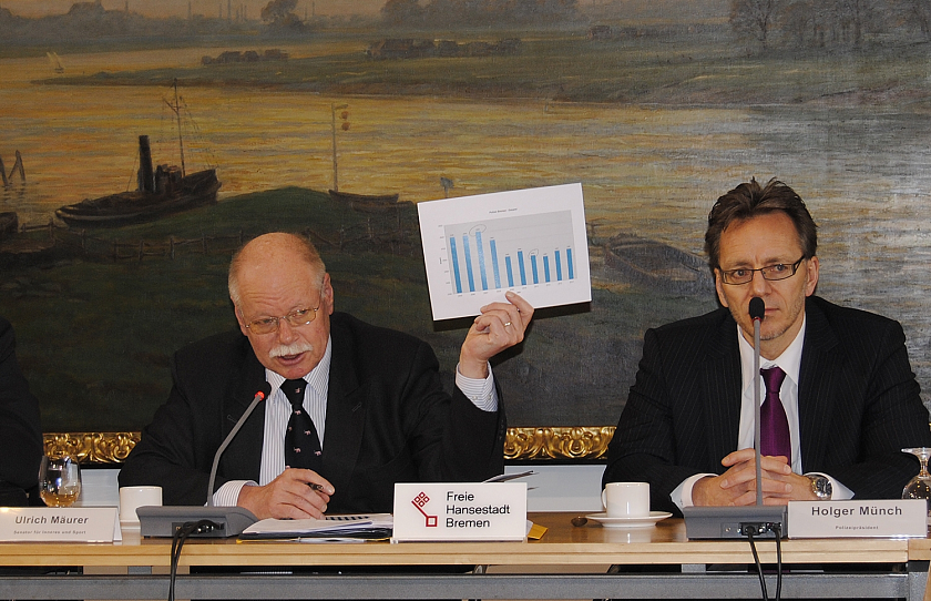 Bremens Innensenator Mäurer und Polizeipräsident Münch erläutern auf der Pressekonferenz die vom Senat beschlossene Neuordnung der Wasserschutzpolizei