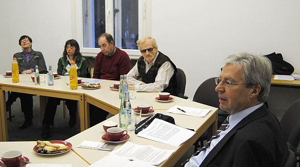 Bürgermeister Böhrnsen im Gespräch mit Vorstandsmitgliedern des Blinden- und Sehbehindertenvereins