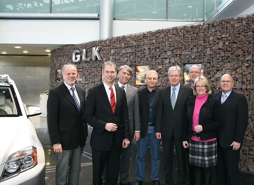 Bürgermeister zu Besuch im Mercedes-Benz Werk Bremen (von links): Andreas Kellermann, Leiter Mercedes-Benz Werk Bremen, Delmenhorsts Oberbürgermeister Patrick de La Lanne, Lutz Brockmann (Verden), Uwe Werner, Betriebsratsvorsitzender im Mercedes-Benz Werk Bremen, Bremens Bürgermeister Jens Böhrnsen, Manfred Cordes (Oyten), Ganderkesees Bürgermeisterin Alice Gerken-Klaas sowie Uwe Kellner (Achim)
