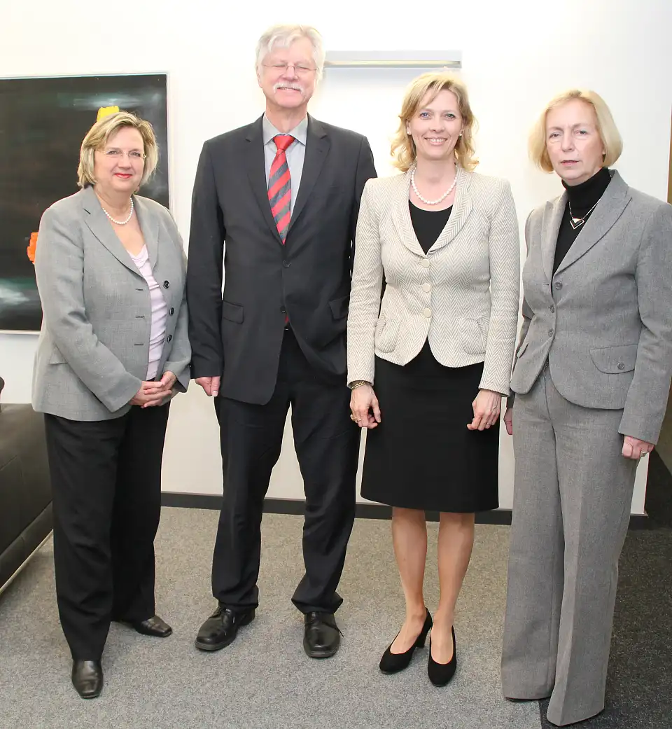 (von links) Bremens Wissenschaftssenatorin Renate Jürgens-Pieper mit dem Rektor der Universität Bremen, Prof. Wilfried Müller, der Präsidentin der Universität Oldenburg, Frau Prof. Babette Simon und Niedersachsens Ministerin für Wissenschaft und Kultur, Frau Prof. Johanna Wanka