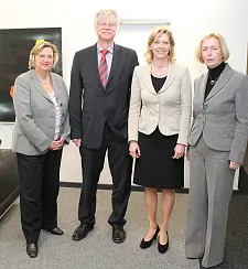 (von links) Bremens Wissenschaftssenatorin Renate Jürgens-Pieper mit dem Rektor der Universität Bremen, Prof. Wilfried Müller, der Präsidentin der Universität Oldenburg, Frau Prof. Babette Simon und Niedersachsens Ministerin für Wissenschaft und Kultur, Frau Prof. Johanna Wanka