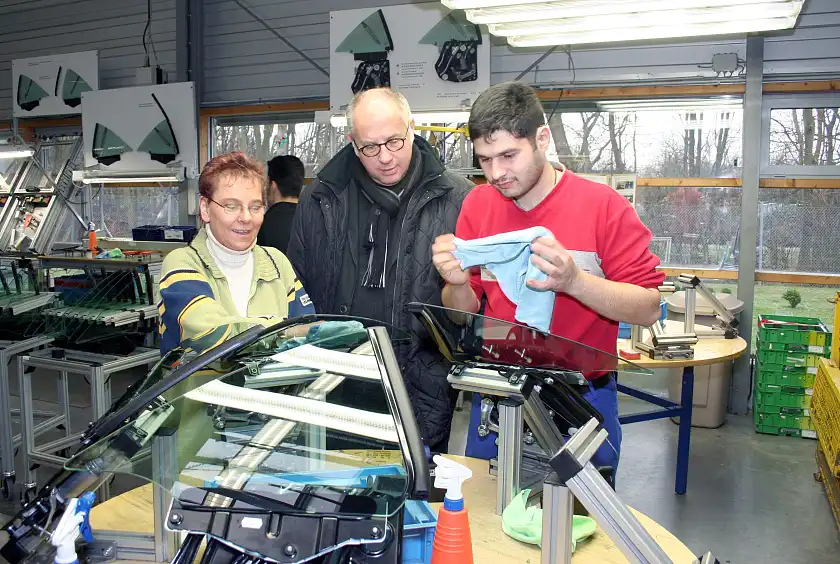 Staatsrat Wolfgang Golasowski überzeugt sich von den Klimaschutzmaßnahmen der Werkstatt Bremen am Standort Georg-Gries-Straße