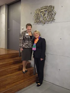 Vor dem Empfang hatte Bremens Bevollmächtigte in Berlin, Staatsrätin Dr. Kerstin Kießler, Gisela Lange (li.) zu einem Frühstück in die Landesvertretung Bremens eingeladen