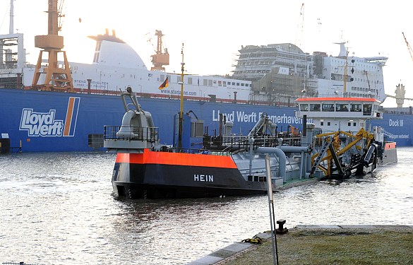Der Laderaumsaugbagger "Hein" nimmt vor der Lloyd-Werft in Bremerhaven die erste Ladung Schlick für Rotterdam auf