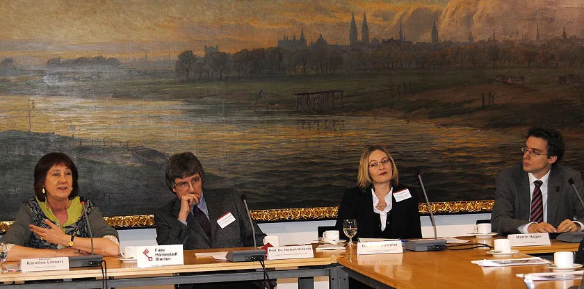 Bürgermeisterin Karoline Linnert  zusammen mit  Prof. Dr. Herbert Kubicek, Institut für Informationsmanagement Bremen, Dr. Imke Sommer, Landesbeauftragte für Datenschutz und Informationsfreiheit und Dr. Martin Hagen (rechts), IT-Referatsleiter im Finanzressort (v.l.n.r.)