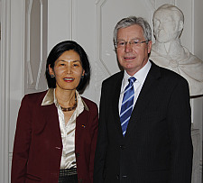Bürgermeister Böhrnsen mit Generalkonsulin Patterson im Gobelinzimmer des Rathauses