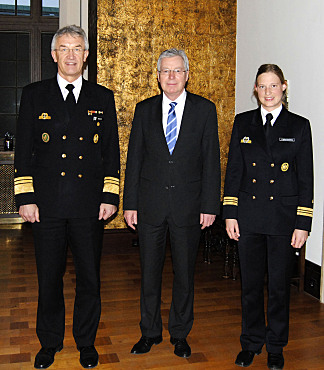 Vizeadmiral Manfred Nielson (links) mit seiner Begleitung Kapitänleutnant Inka Splettstößer, zum Antrittsbesuch bei Bürgermeister Böhrnsen