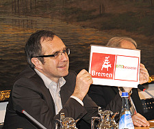 Senator Loske präsentiert das Logo zur Bremer Bewerbung „Hauptstadt des Fairen Handels“