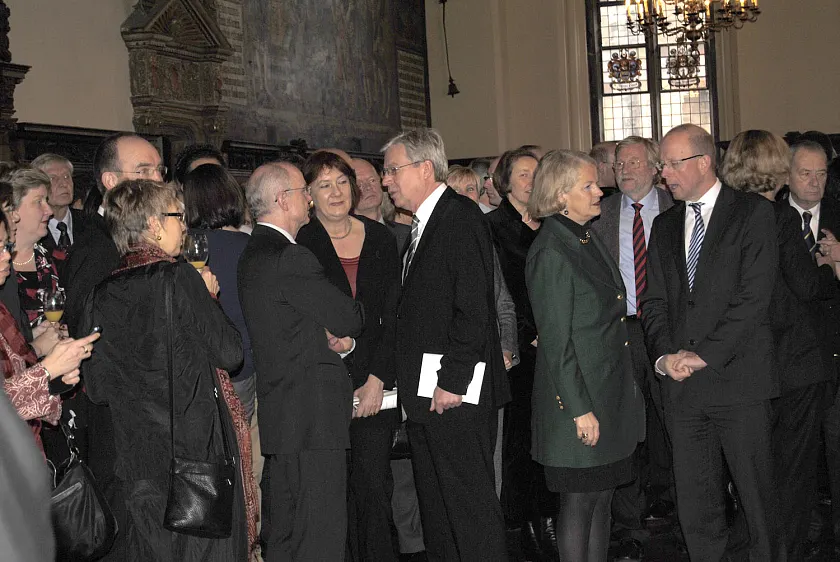 Bürgermeister Jens Böhrnsen, Bürgermeisterin Karoline Linnert und Bürgerschaftspräsident Christian Weber (Mitte) im Gespräch beim Neujahrsempfang des Senats