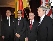 Bürgermeister Jens Böhrnsen, Bürgerschaftspräsident Christian Weber, Rafael Ramón Paz Cordones, Generalkonsul der Dominikanischen Republik und Doyen Prof. Dr. h. c. Bernd-Artin Wessels beim Empfang für das Diplomatische Korps (von rechts)