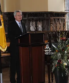 Bürgermeister Böhrnsen begrüßt die Gäste in der Oberen Rathaushalle