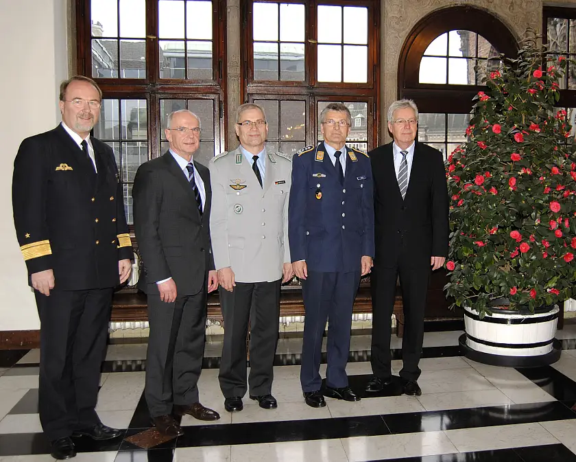 Gruppenfoto vor Übergabe des Landeskommandos, v.l.: Admiral Kronisch, Bürgerschaftspräsident Weber, Oberst Werstler, Oberst Lerch und Bürgermeister Böhrnsen