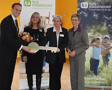 Schlüsselübergabe im neuen SOS-Kinderdorf-Zentrum. Weser-Wohnbau Geschäftsführer Dr. Matthias Zimmermann, Dr. Gitta Trauernicht vom Vorstand SOS-Kinderdorf e.V., Einrichtungsleiterin Karin Mummenthey und Senatorin Ingelore Rosenkötter. (v.l.n.r.)