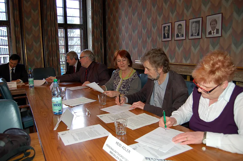 Heidi Adler (Personalratsvorsitzende bei Immobilien Bremen), Harald Memenga (Tarifkoordinator Niedersachsen-Bremen bei ver.di), Karoline Linnert (Finanzsenatorin), Henning Lühr (Vorsitzender des Kommunalen Arbeitgeberverbandes), Dieter Mützelburg (Finanzstaatsrat) und Dr. Oliver Bongartz (Geschäftsführer Immobilien Bremen) bei der Unterzeichnung der Vereinbarung (v.r.n.l.)