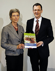 Senatorin Rosenkötter und Senator Günthner stellten auf der Pressekonferenz den Bericht über die Schwerpunkte und Aktionen für den Verbraucher- und Arbeitnehmerschutz 2010 im Lande Bremen vor