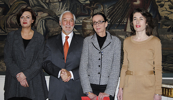 Die Preisträgerin Andrea Grill zusammen mit Staatsrätin Carmen Emigholz, Staatssekretär a.D. Michael Sieber und Dr. Daniela Strigl (v.r.n.l.)