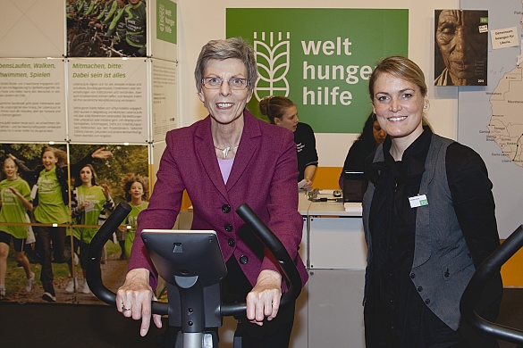Radeln für den guten Zweck – Senatorin Ingelore Rosenkötter bei der Spendenaktion der Deutschen Welthungerhilfe