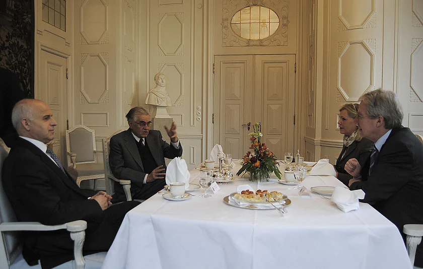 Im angeregten Gespräch über die aktuelle Lage in Bosnien und Herzegowina (v.li.): Generalkonsul Dzambo, Hans Koschnick, Andrea Frohmader (Mitarbeiterin der Senatskanzlei und langjährige Vorsitzende der „Brücke der Hoffnung e.V.“, die humanitäre Hilfsaktionen auch noch nach dem Bosnien-Krieg durchgeführt hat) und Bürgermeister Böhrnsen im Gobelinzimmer des Rathauses