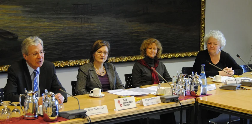 Bürgermeister Jens Böhrnsen, Birgitt Pfeiffer, Leiterin der Freiwilligen-Agentur Bremen, Petra Manke, Freiwillige im Projekt Kunststücke des Vereins für Innere Mission und Renate Kösling, Fachbereichsleiterin Bremer Volkshochschule bei der Vorstellung des Programms