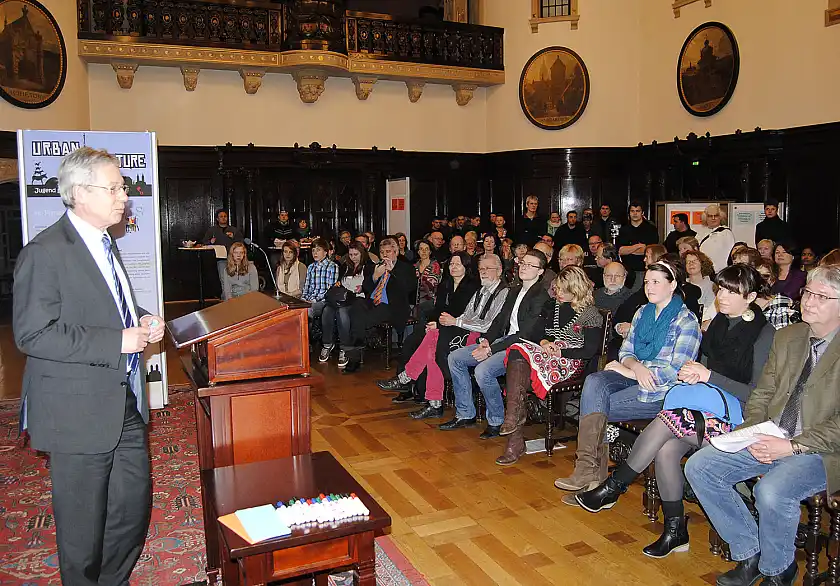 Bürgermeister Böhrnsen begrüßt die Teilnehmerinnen und Teilnehmer des Workshops zum Thema Jugendbeteiligung im Stadtteil