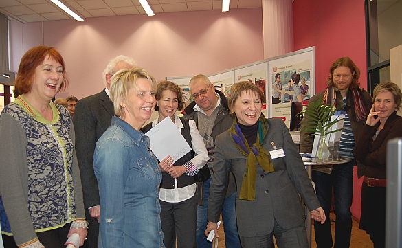 Bürgermeisterin Karoline Linnert (links) am Stand der Stadtbibliothek, wo Direktorin Barbara Lison (dritte von rechts) ein interaktives Kegelspiel vorführt
