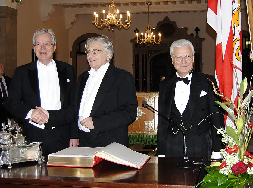 (v.l.n.r.) Bürgermeister Jens Böhrnsen mit dem Ehrengast  Jean-Claude Trichet, Präsident der Europäischen Zentralbank und  Andreas Bunnemann,  Verwaltender Vorstehers von Haus Seefahrt beim Eintrag ins Goldene Buch