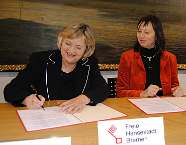 Unterzeichneten die Vereinbarung zur Einrichtung eines Vetretungspools für Lehrkräfte: Senatorin Renate Jürgens-Pieper und Petra Lichtenberg für den Personalrat Schulen