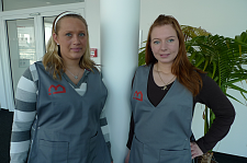 Zwei Mitarbeiterinnen von Immobilien Bremen mit den neuen Kitteln