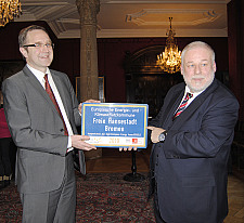 Senator Reinhard Loske (links) nahm im Kaminsaal des Bremer Rathauses den European Energy Award von Armand Dütz (EEA-Geschäftsführer) entgegen