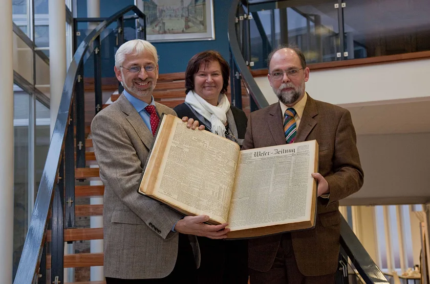 Konrad Elmshäuser (links) mit Bärbel Kern, Leiterin Kraft-Foods Company-Archive und Norbert Verhaagh, Werksleiter Kraft Foods Elmshorn, freuen sich über die Rettung der wertvollen Bände 