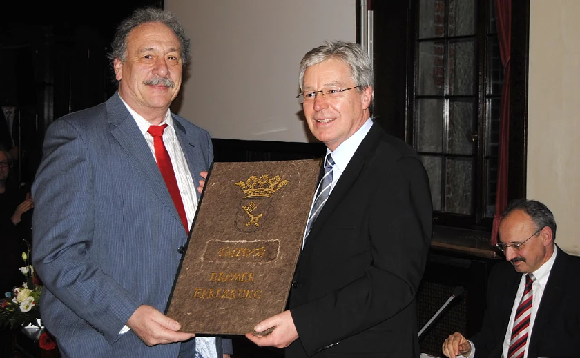 Im Rahmen der Veranstaltung übergab Alfons Adam (Daimler) eine wunderschön gestaltete „Bremer Erklärung Ausbildung ohne Barrieren“ an Bürgermeister Böhrnsen. (rechts Egon Rau, Personalchef des Mercedes-Werkes Bremen)