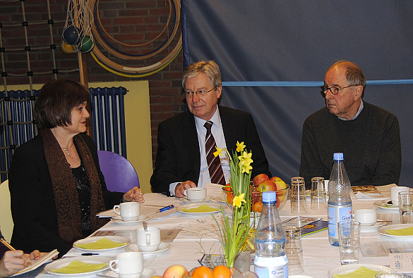 Bürgermeister Jens Böhrnsen (Mitte) mit Christiane Schwalbe und Dr. Hans-Christoph Hoppensack von der Bremer Bürgerstiftung