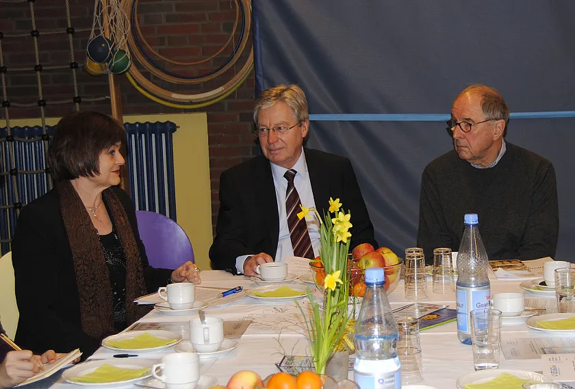 Bürgermeister Jens Böhrnsen (Mitte) mit Christiane Schwalbe und Dr. Hans-Christoph Hoppensack von der Bremer Bürgerstiftung