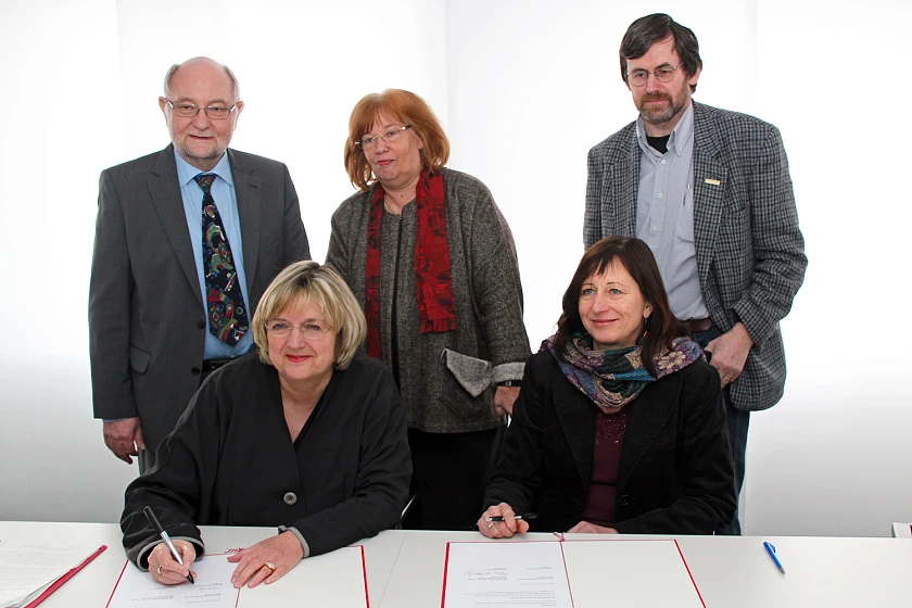 Unterzeichnen den Vertrag: Bildungssenatorin Renate Jürgens-Pieper (links) und Petra Lichtenberg, Personalrat Schulen, (hinten von links) Wilhelm Rohlje, Leiter Personalmanagement, Arnhild Moning, Leiterin Finanzmanagement, Hajo Kuckero, Personalrat Schulen