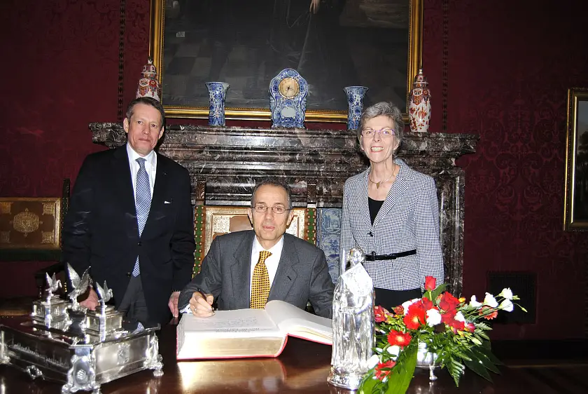 Eintrag in das Goldene Buch der Stadt: Botschafter Dr. Tim Guldimann, Senatorin Ingelore Rosenkötter und Honorarkonsul Kay Christian Hillmann.