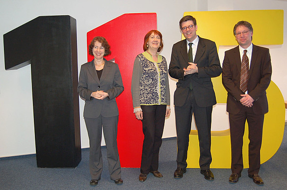 Freuen sich über den Start des Bürgertelefons Bremen: Projektleiterin Anke Saebetzki, Bürgermeisterin Karoline Linnert, Dominik Böllhoff vom Bundesministerium des Innern und Thomas Elsner (von links nach rechts)